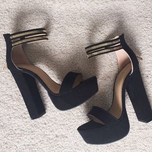 SOLD ⭐️ BLACK HEELS